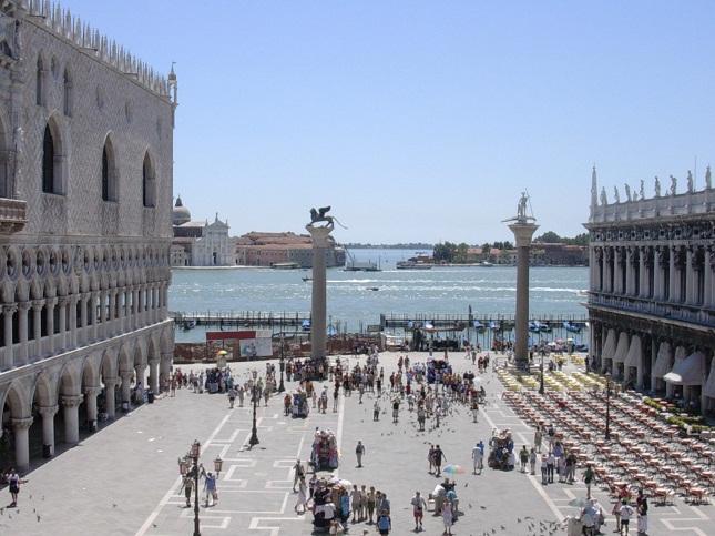 No eating or drinking at St Mark´s Square in Venice.